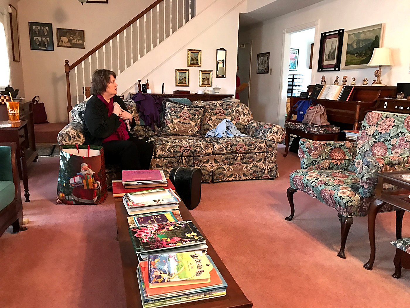 Nagpapahinga sa sala ng kaniyang mga magulang. Dito siya sinundo ni Kevin sa una nilang date noong Mayo 1985, sa konsiyerto nina Twila Paris at Steve Green sa Prestonwood Baptist Church.