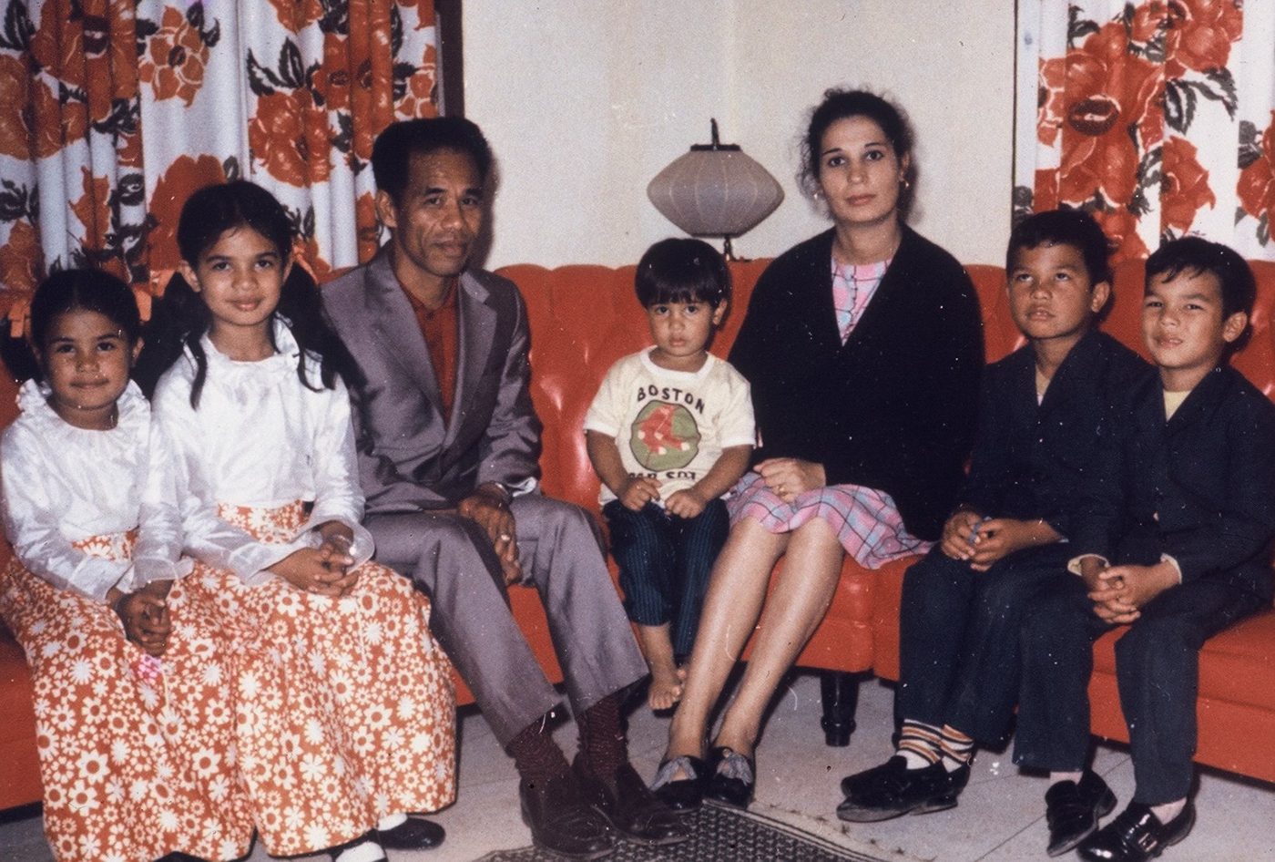 Sa kanilang bahay sa Navy Base, mga 1974. Mula kaliwa pakanan: Polly, Dolly, Fred, Ferdie, Evelyn, Boy at Frankie. Hindi pa dumarating si Molly.