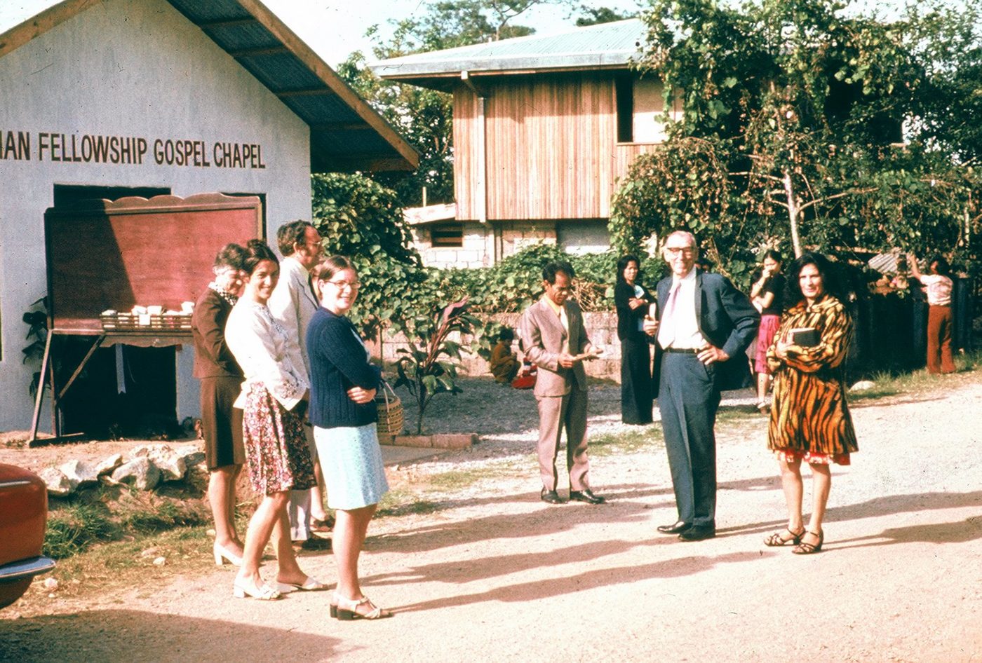 Si Dad Brooks na nakatayo sa tabi ni Evelyn, kasama si Fred Balanag na nakasuot ng kayumangging amerikana at si Joyce Hardisty sa harapan sa kaliwa. Malamang mga 1977.