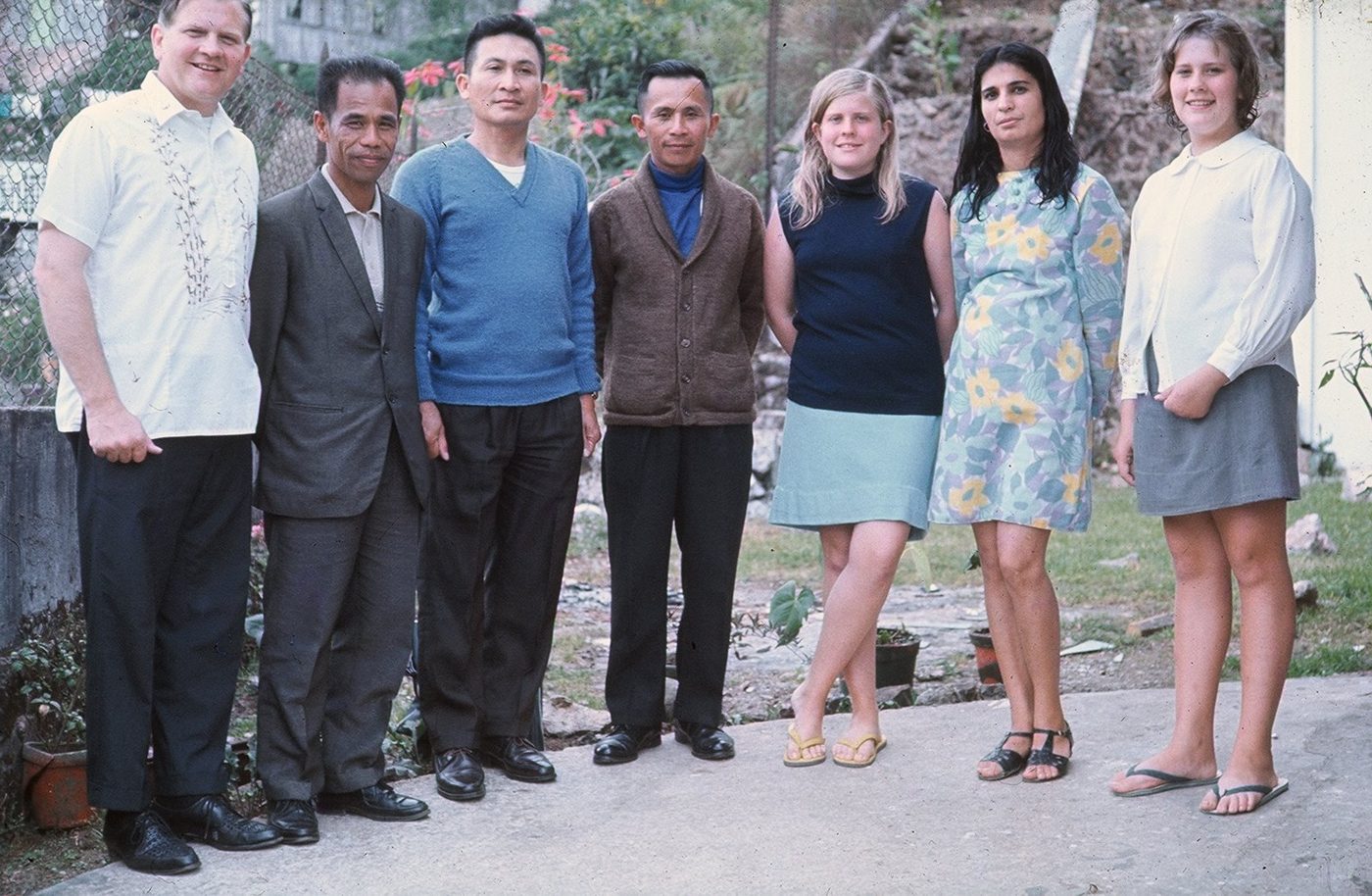 Ang unang bautismo, 1969. Si Ken Engle kasama ang lahat ng bininyagan: Fred Balanag, Sgt. Jaleco, Sgt. Badilla, Becky Engle, Evelyn Balanag at Karen Engle.