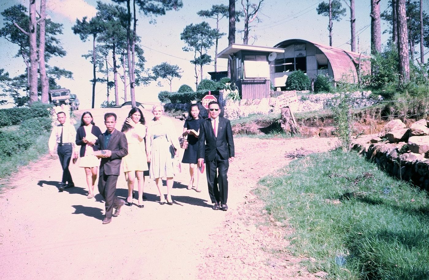 Naglalakad sa daan palayo sa Navy Base pagkatapos ng isang pulong sa Guardhouse, 1971. Nasa gitna sina Anna "Mom" Brooks at Evelyn.