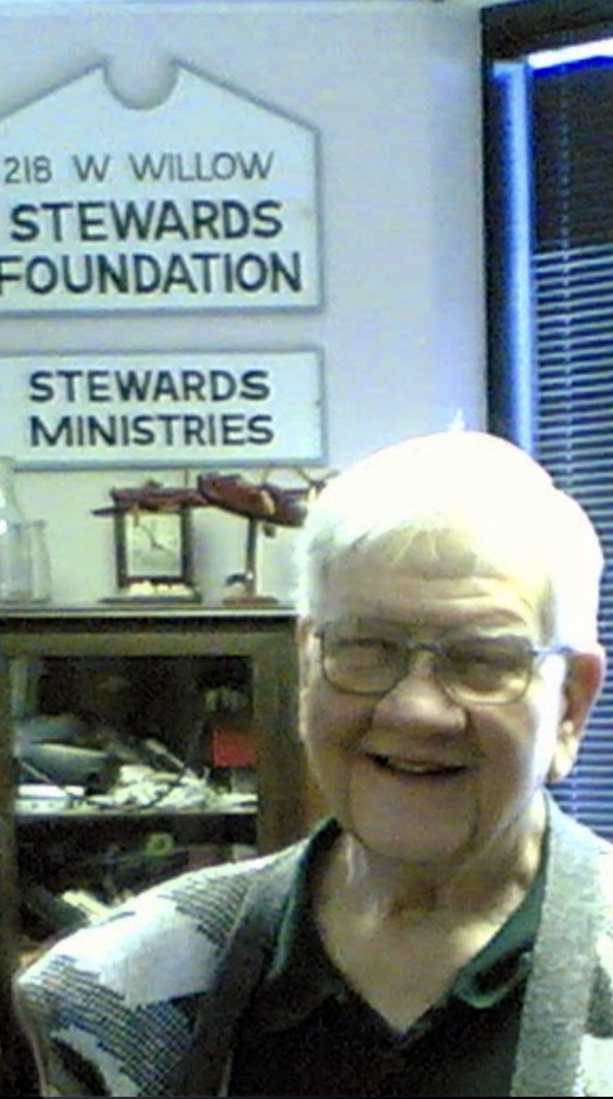 Ang ama ni Kevin na si Ken Engle sa opisina ng Stewards Foundation. Ang mga karatula ng 218 W. Willow at Stewards Ministries sa likod niya ay dinala ng Foundation mula sa dati nitong opisina sa Wheaton, na minsan nitong kasama ang Stewards Ministries.