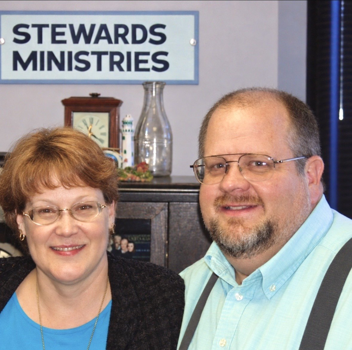 Sina Kevin at Cheryl sa opisina ng Stewards Foundation. Ang karatula ng Stewards Ministries sa likod nila ay mula sa Wheaton, Illinois, kung saan minsang magkasama ang Stewards Foundation at Stewards Ministries sa opisina sa 218 West Willow. Nang lumipat ang Foundation sa Texas, isinama nito ang karatula bilang alaala ng mga taong iyon.