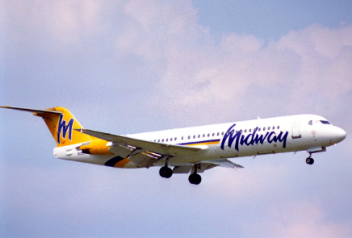 Isang Fokker 100 ng Midway Airlines, tulad ng eroplanong sinasakyan ni Kevin mula Dallas papuntang Chicago Midway tuwing Lunes ng umaga at pauwi tuwing Biyernes.