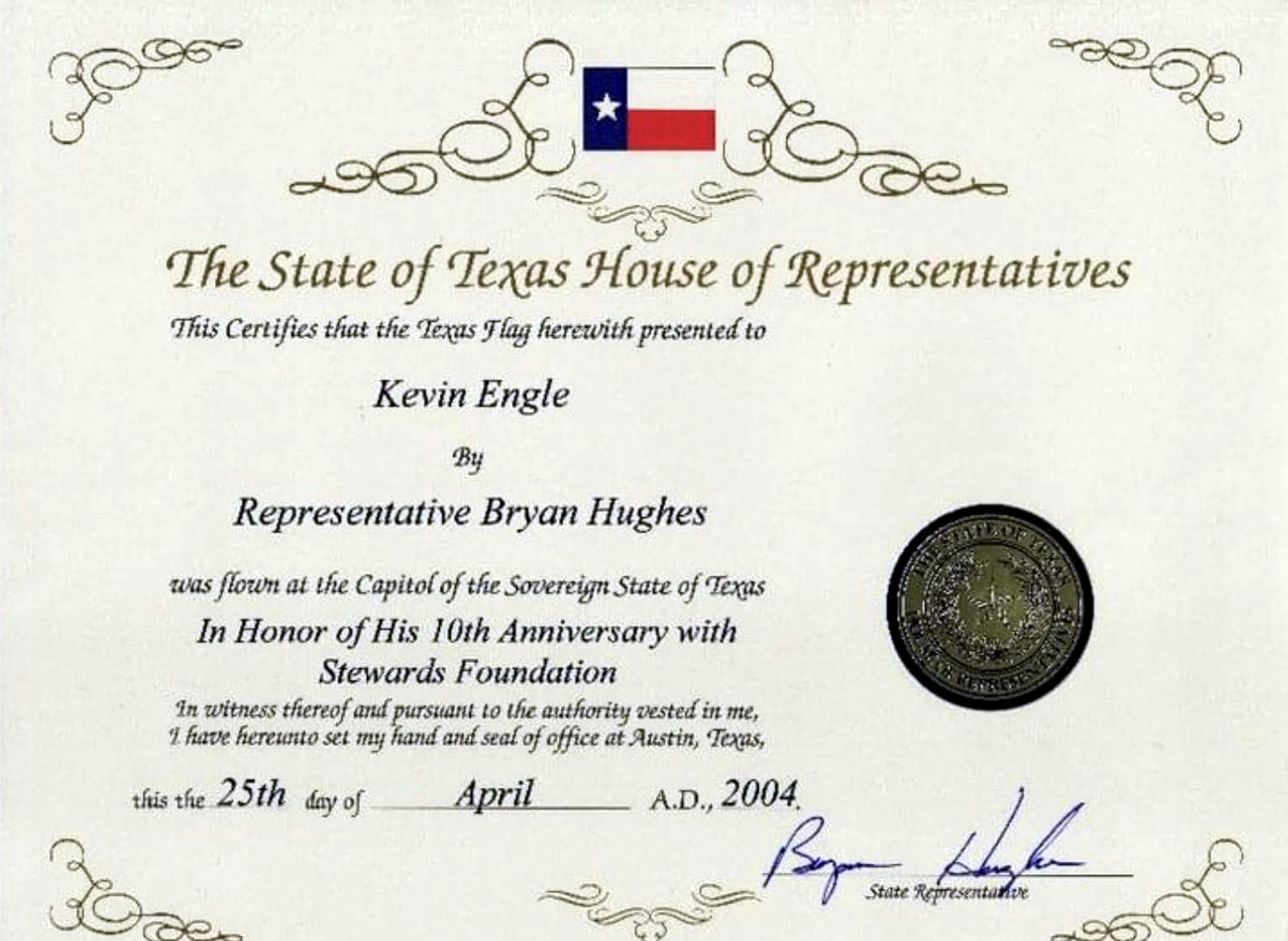 Isa pang parangal para sa parehong anibersaryo: isang watawat ng Texas na iwinagayway sa Kapitolyo sa Austin bilang parangal sa ikasampung anibersaryo ni Kevin sa Stewards Foundation, iniharap ni Representative Bryan Hughes, Abril 25, 2004.